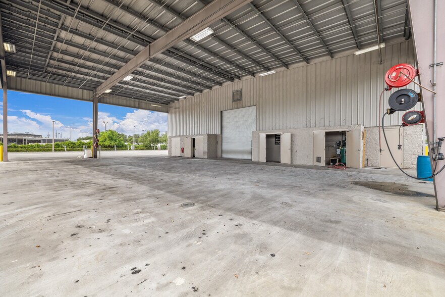 More Photos Of 9707 Bachman Rd, Orlando Warehouse For Lease