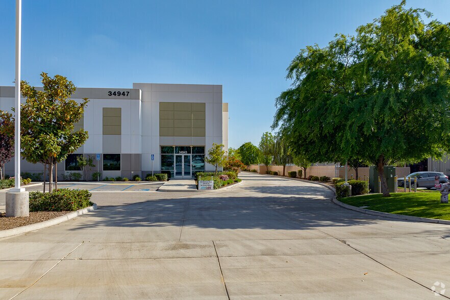 More Photos Of 34943-34947 Flyover Ct, Bakersfield Warehouse For Lease