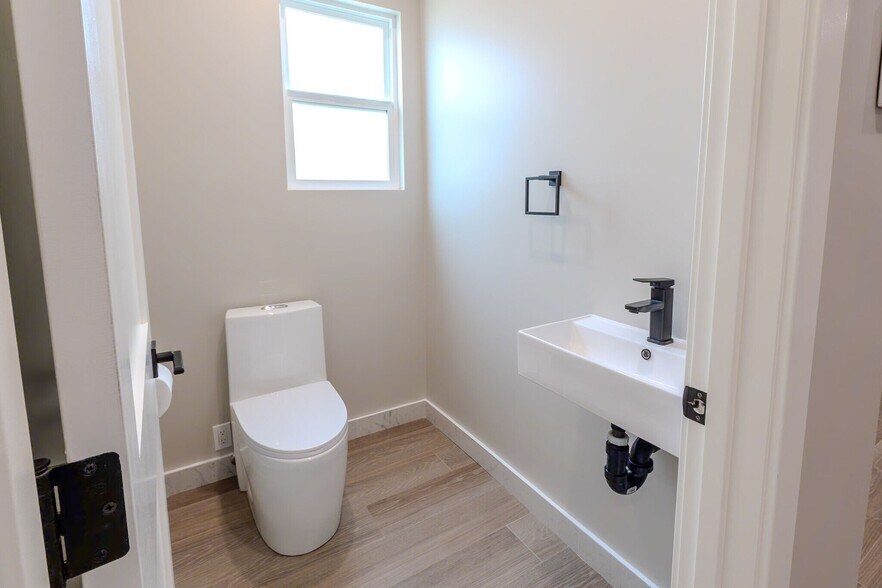 More Photos Of 2941 Mary St, La Crescenta Apartments For Sale