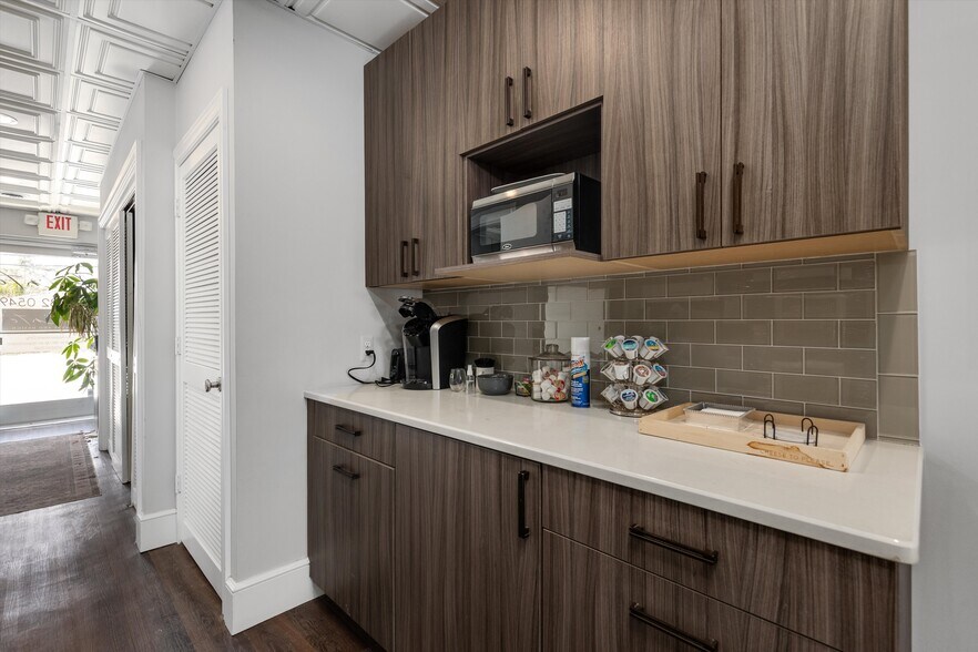 More Photos Of 20485-20489 Mack Ave, Grosse Pointe Woods Storefront For Sale