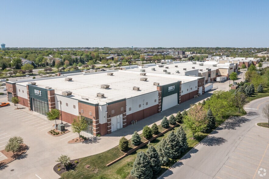 More Photos Of 320 S Jordan Creek Pky, West Des Moines General Retail For Sale