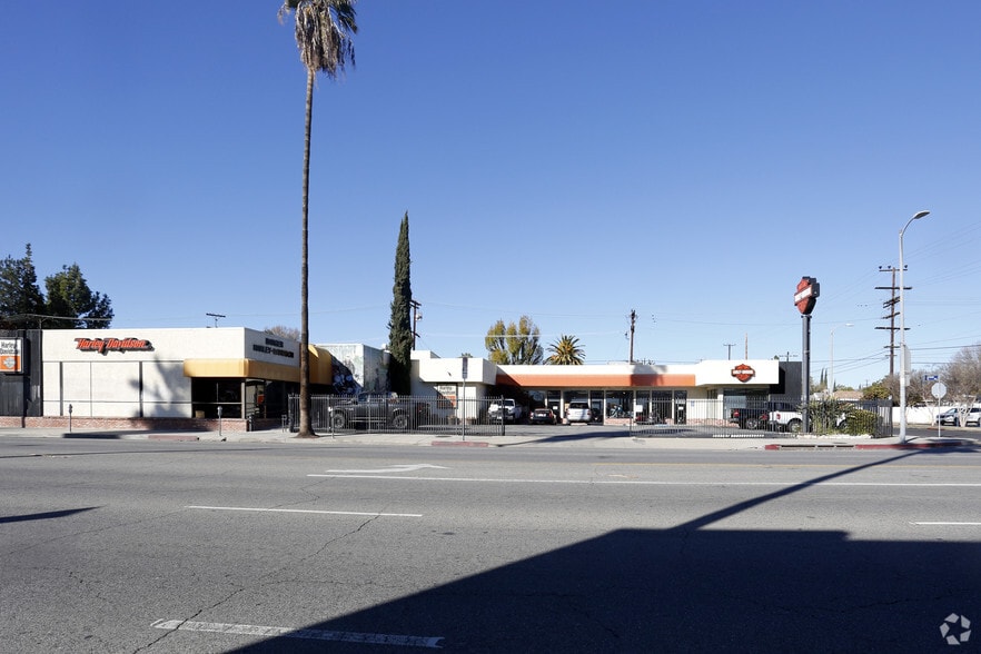 More Photos Of 22107 Sherman Way, Canoga Park Auto Dealership For Lease