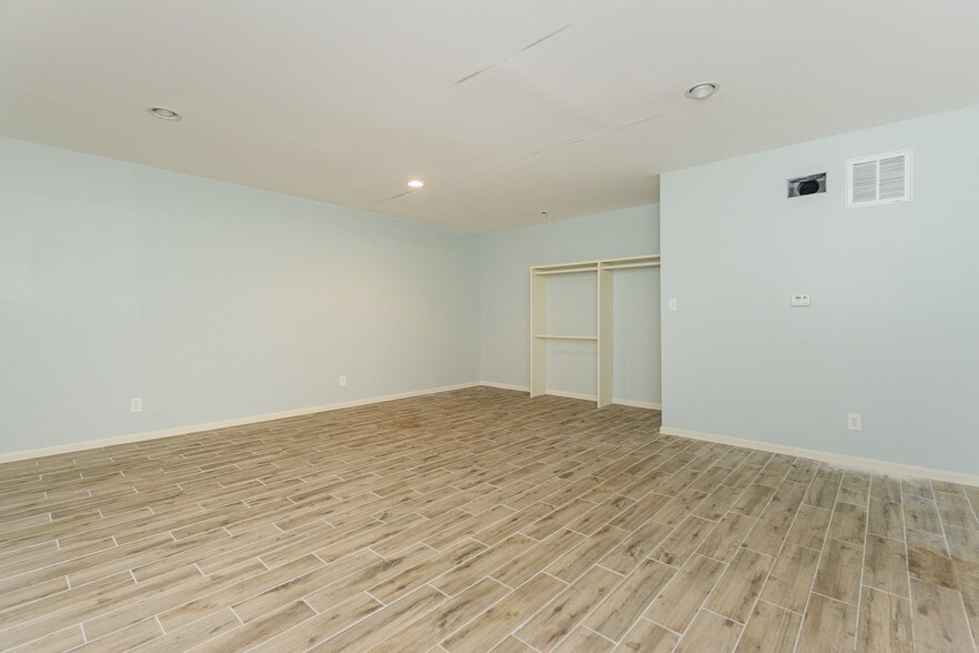 More Photos Of 2415 Church St, Galveston Light Distribution For Lease