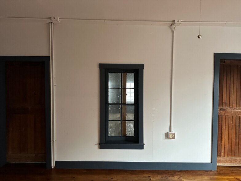 More Photos Of 55 N Cedar St, Lititz Showroom For Lease