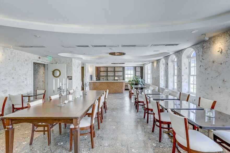 More Photos Of 820 Ocean Dr, Miami Beach Restaurant For Sale