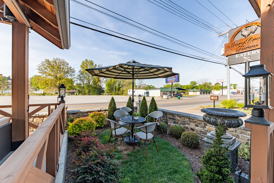 More Photos Of 320 W College St, Pulaski Fast Food For Sale