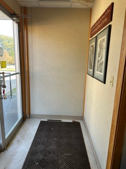 More Photos Of 1105 State St, Mound City Office For Sale