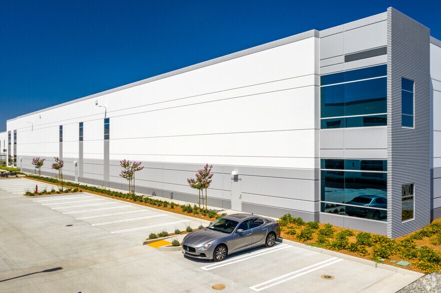 More Photos Of 650 E Dyer Rd, Santa Ana Warehouse For Lease