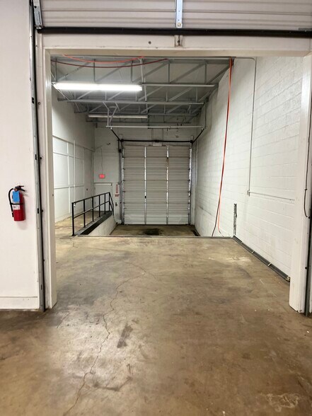 More Photos Of 147 Pittsburg St, Dallas Showroom For Lease