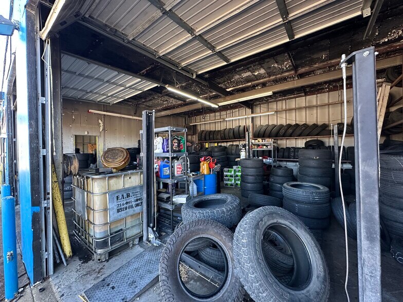 More Photos Of 2320 E Berry St, Fort Worth Flex For Sale