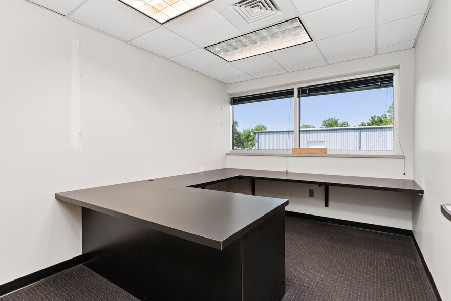 More Photos Of 1514 Commerce Ave, Carlisle Light Distribution For Lease