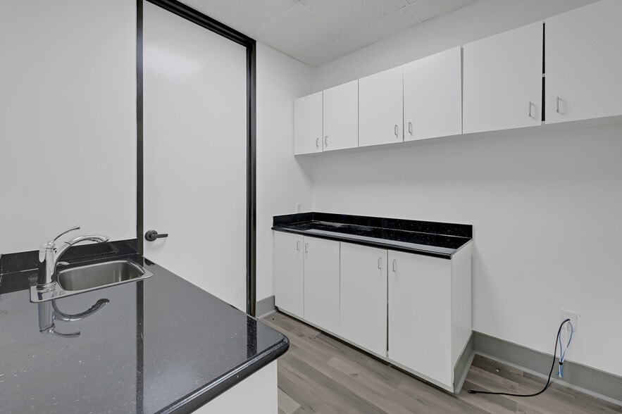 More Photos Of 1124 Blalock Rd, Houston Warehouse For Sale