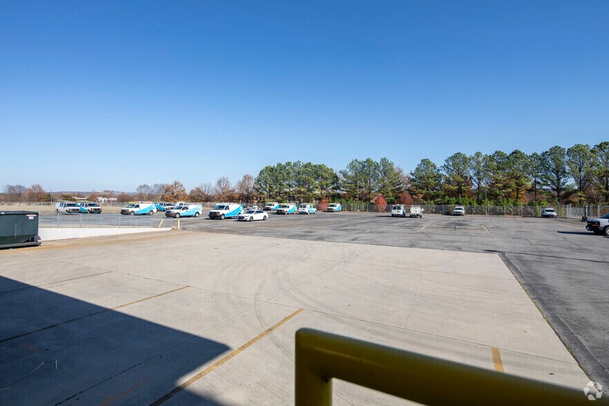 More Photos Of 400 Diamond Dr NW, Huntsville Flex For Lease