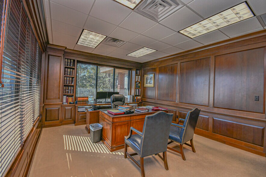 More Photos Of 220 Mckenzie Ave, Panama City Office For Sale