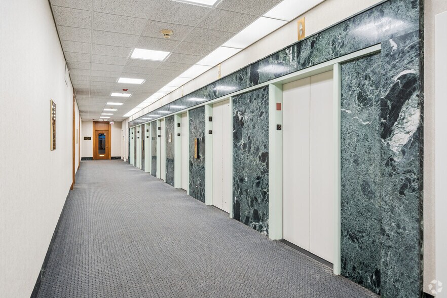 More Photos Of 111 N Wabash Ave, Chicago Office For Sale