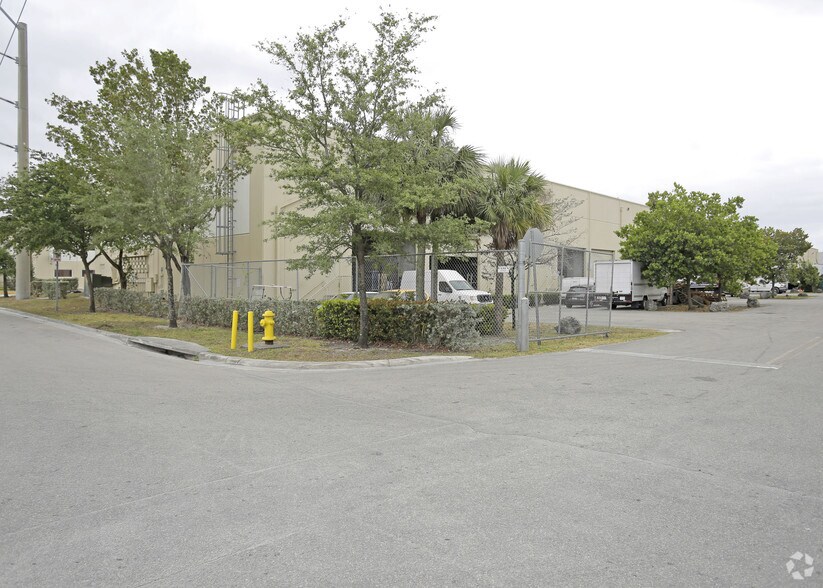 More Photos Of 10900 NW 21st St, Miami Warehouse For Lease