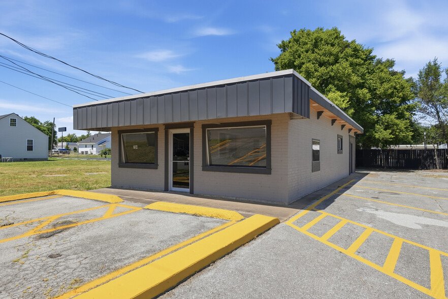 More Photos Of 704 W Meadow Ave, Springdale Office For Lease
