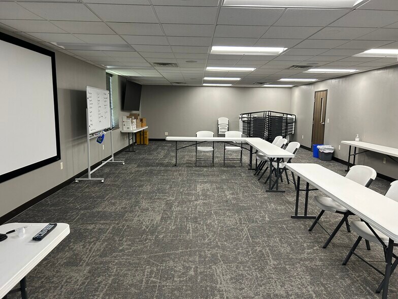 More Photos Of 302 S Bluemound Dr, Appleton Office For Sale