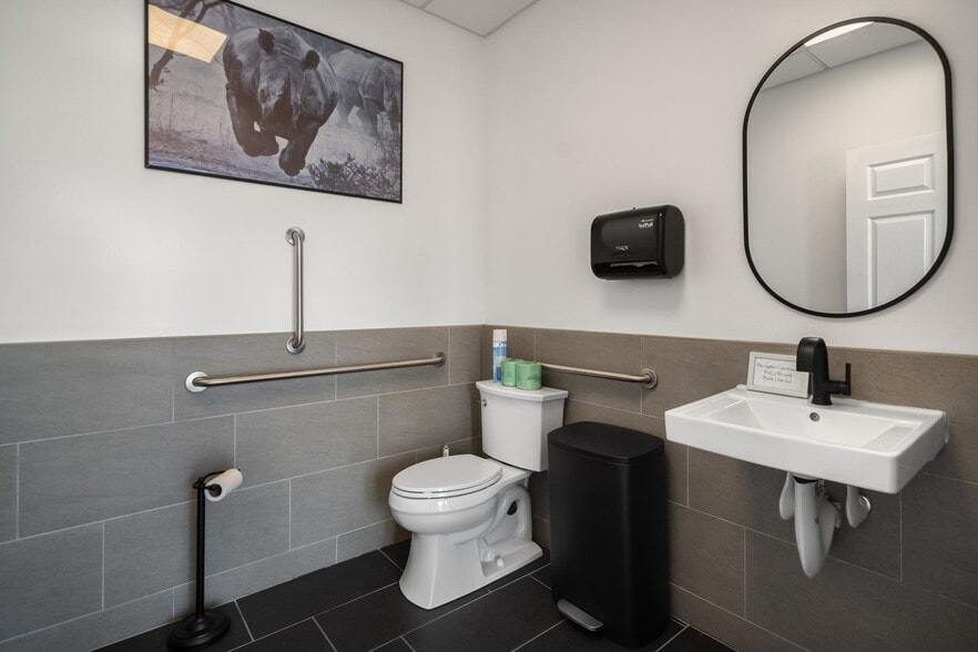 More Photos Of 687 New Loudon Rd, Latham Storefront For Sale