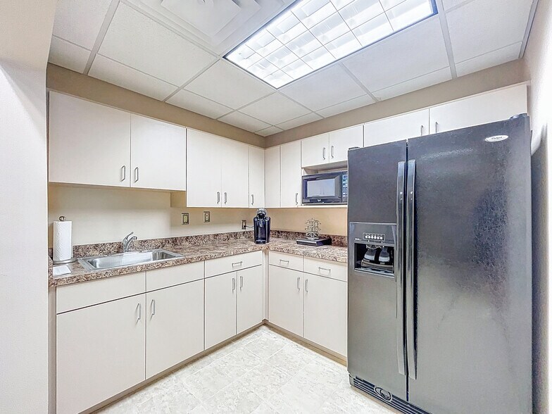 More Photos Of 5421 N 59th St, Tampa Office For Sale