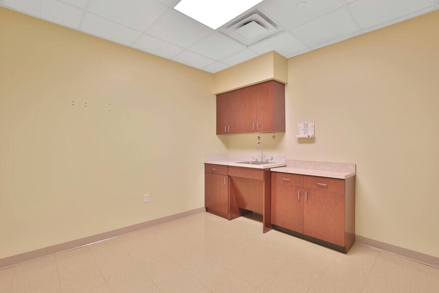 More Photos Of 249-285 Lafayette Ave, Suffern Hospital For Lease