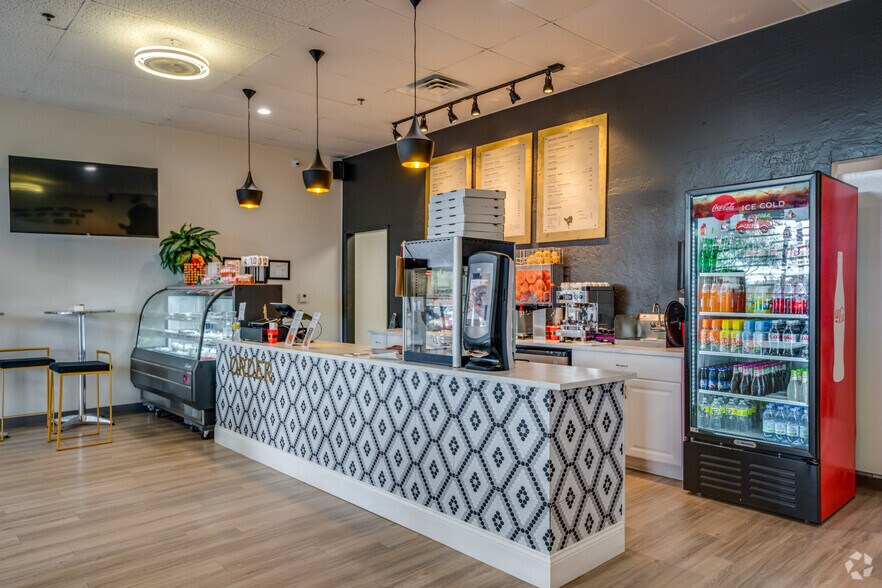 More Photos Of 21043 N Cave Creek Rd, Phoenix Storefront For Lease