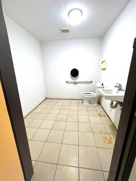 More Photos Of 10601 S Prairie Ave, Inglewood Freestanding For Lease