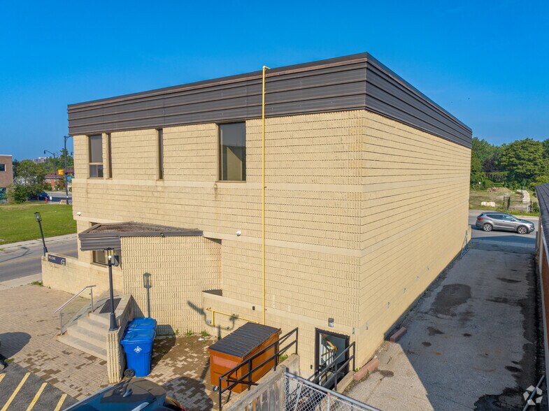 More Photos Of 181 Queen St E, Brampton Office For Sale