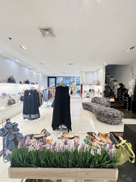 More Photos Of 63 Middle Neck Rd, Great Neck Storefront Retail Office For Sale