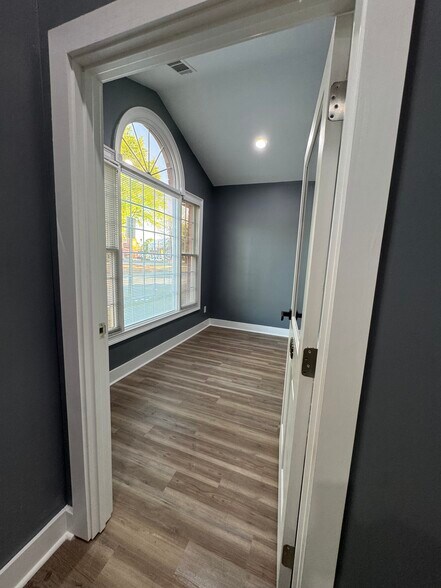 More Photos Of 301-304 Macy Dr, Roswell Medical For Lease