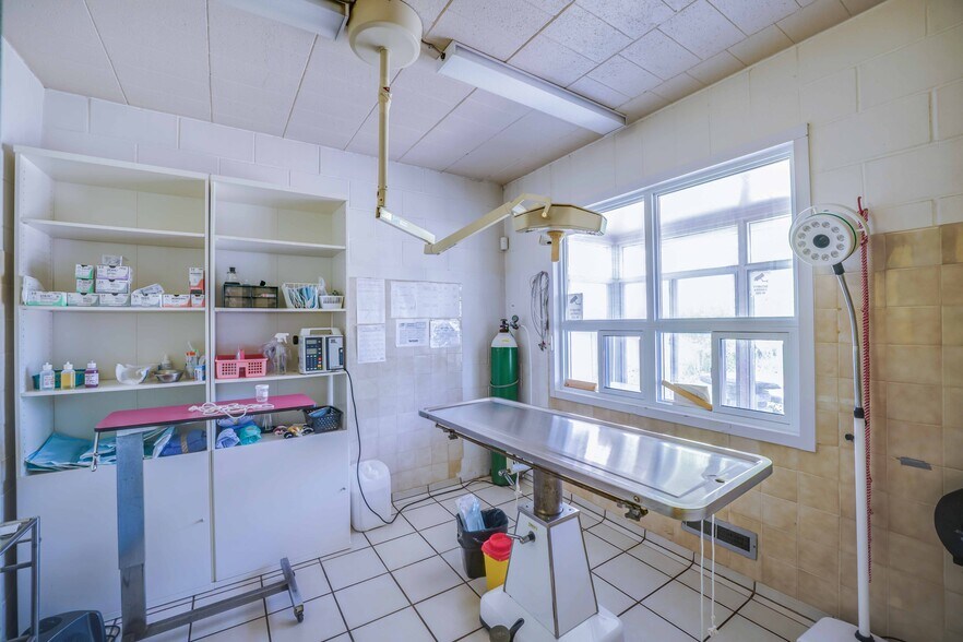 More Photos Of 475 Enfield Rd, Burlington Veterinarian Kennel For Sale