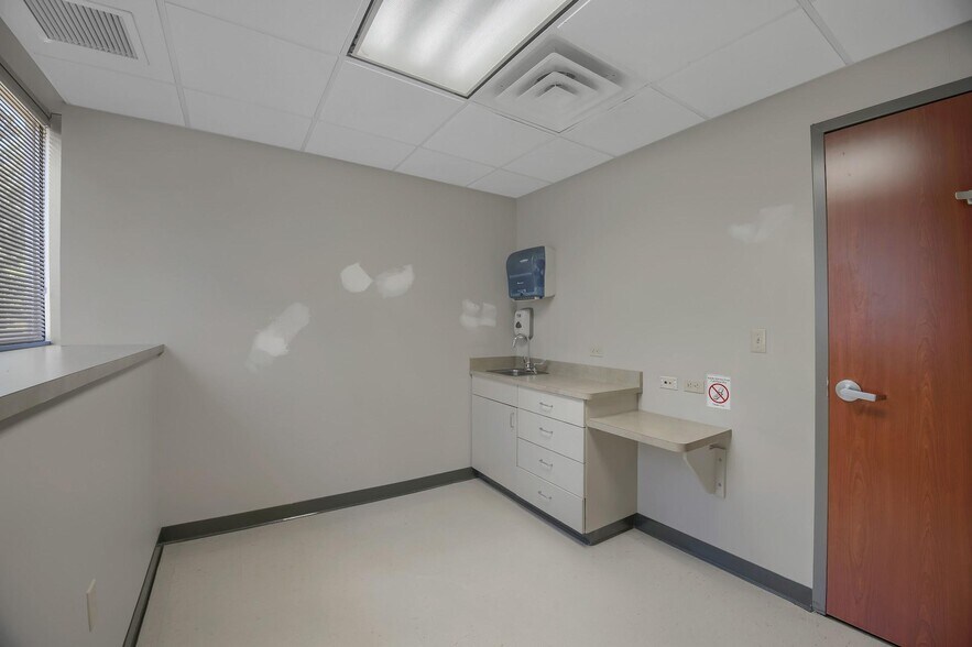 More Photos Of 21 Laurel Ave, Cornwall Medical For Lease