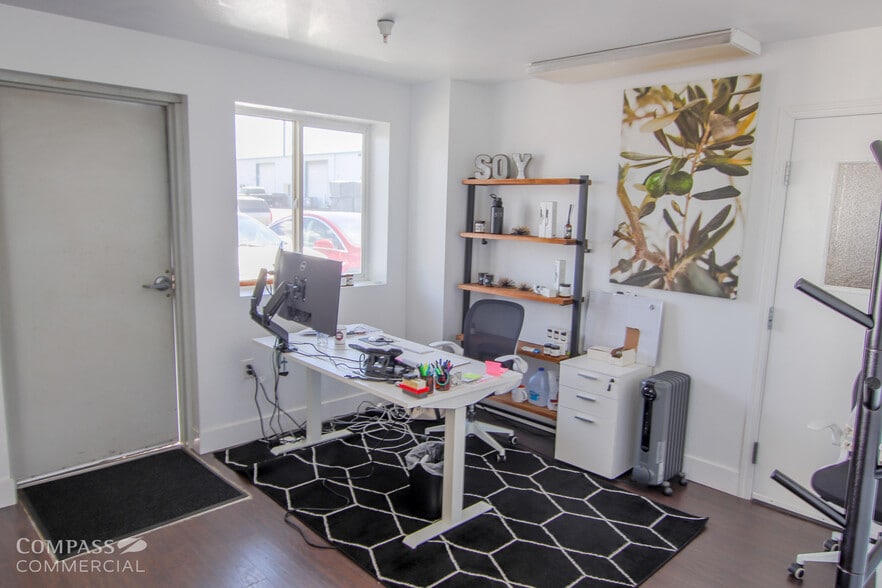 More Photos Of 62980 Boyd Acres Rd, Bend Warehouse For Lease