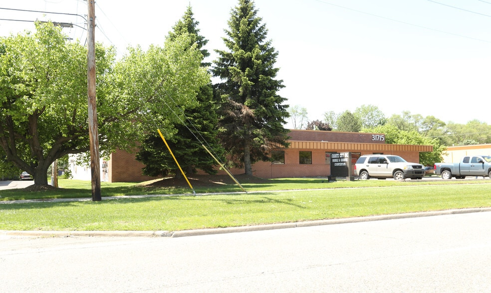 More Photos Of 31711-31715 W 8 Mile Rd, Livonia Warehouse For Lease