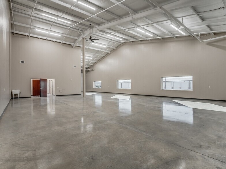 More Photos Of 611 Hundred Oaks Dr, Edmond Warehouse For Sale