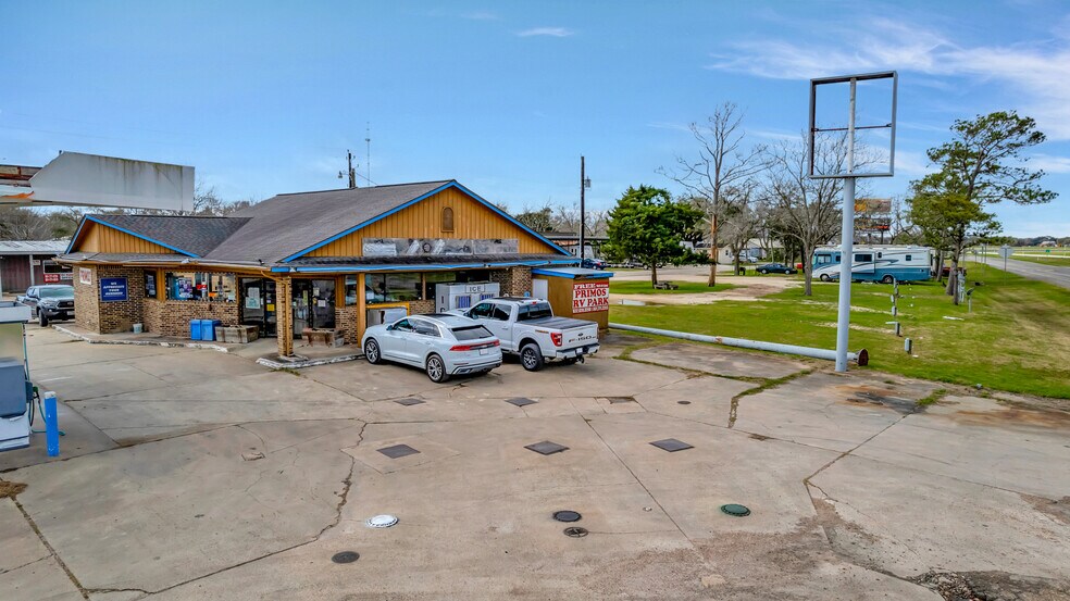 More Photos Of 1100 W US Highway 59 Feeder, Ganado Convenience Store For Sale