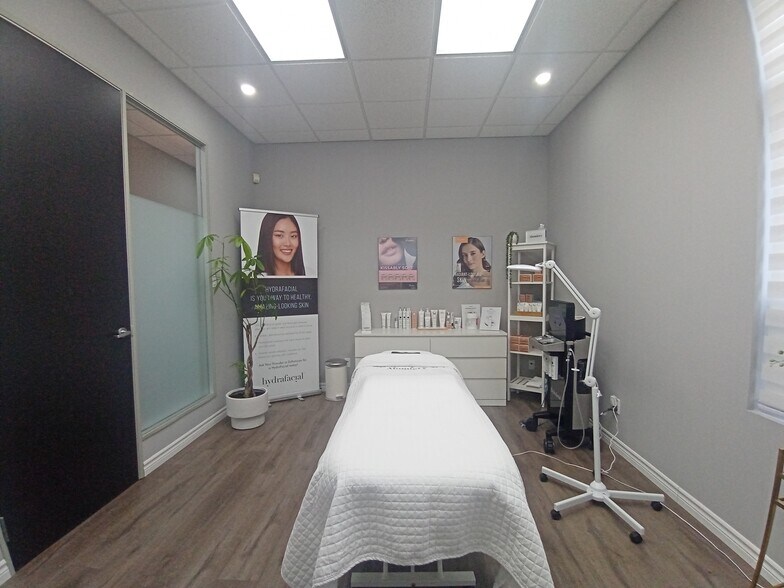 More Photos Of 300 Terry Fox Dr, Ottawa Office For Sale