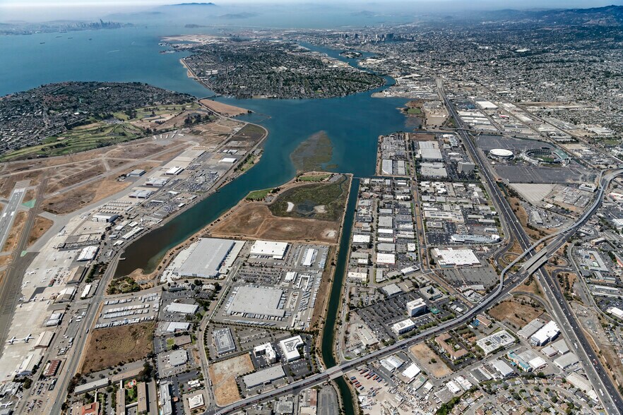 More Photos Of 8350 Pardee Dr, Oakland Distribution For Lease