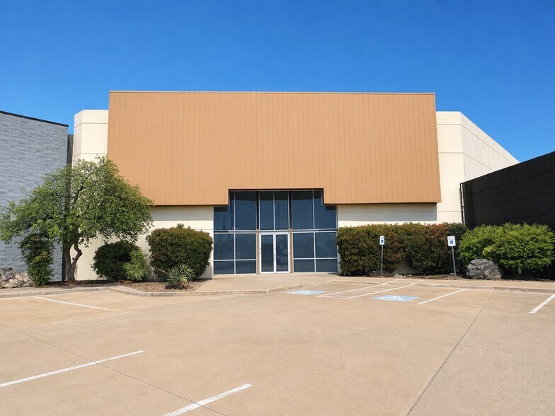 Primary Photo Of 13940-13960 N Stemmons Fwy, Farmers Branch Flex For Sale