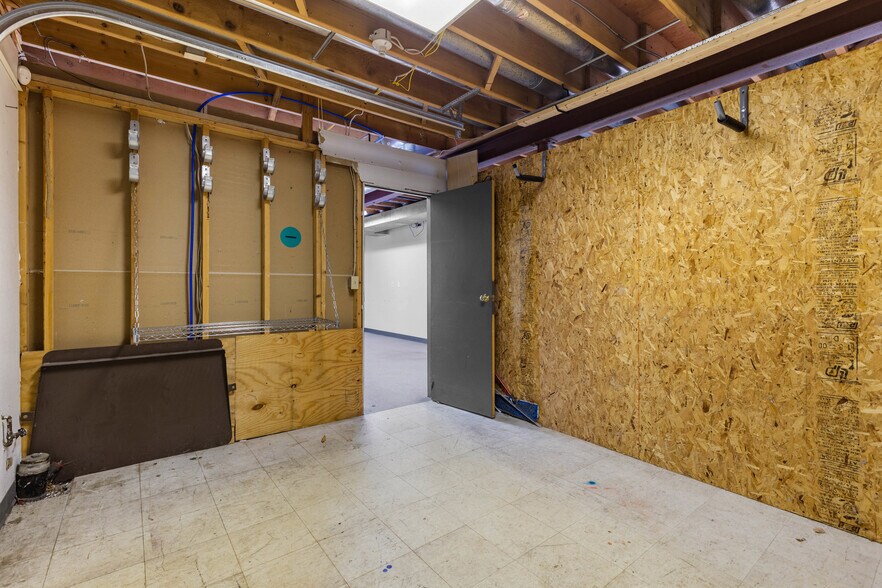 More Photos Of 1450 E Ridge Rd, Rochester Freestanding For Sale