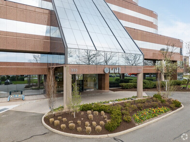 More Photos Of 333 Earle Ovington Blvd, Uniondale Office For Lease