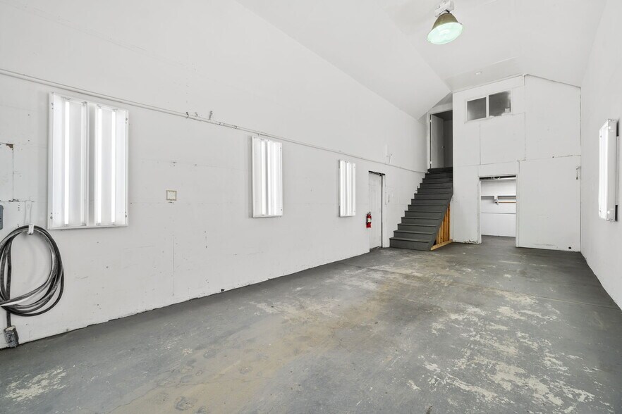 More Photos Of 4051-4061 N Highway 101, Eureka Warehouse For Sale