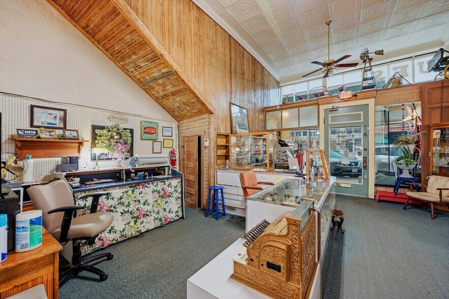 More Photos Of 321 N Main St, Bonham General Retail For Sale