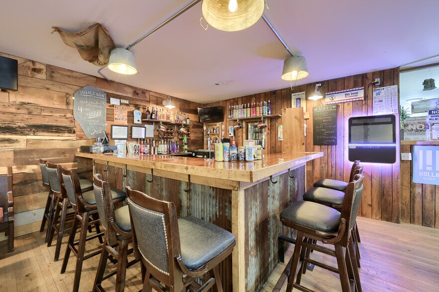 More Photos Of 157 E Broadway, Red Lion Restaurant For Sale