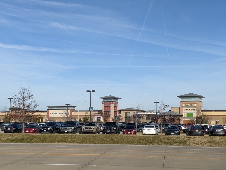 More Photos Of 18575 Outlet Blvd, Chesterfield Land For Lease