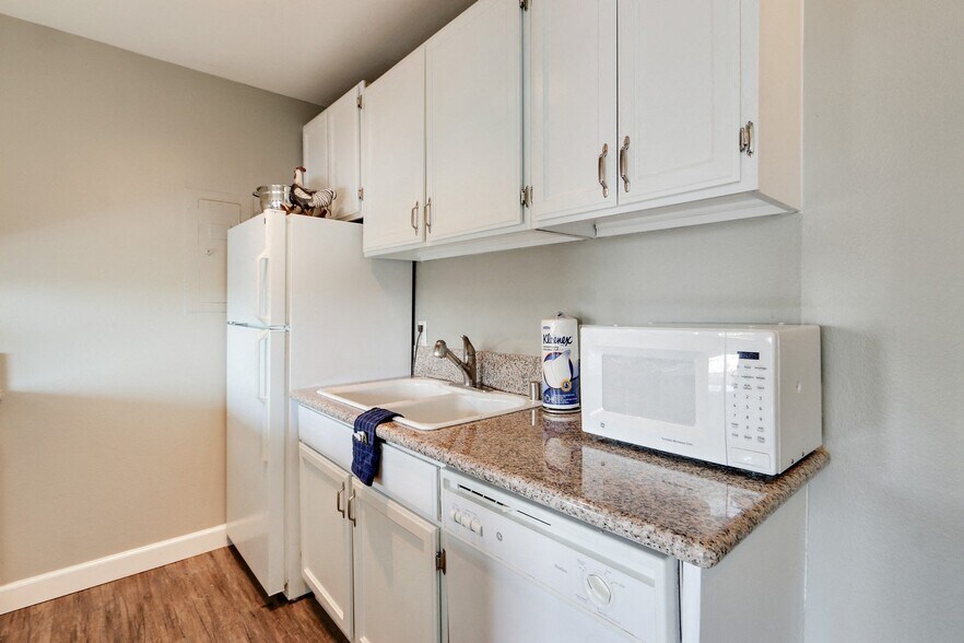 More Photos Of 415-425 Washington Blvd, Marina del Rey Apartments For Lease
