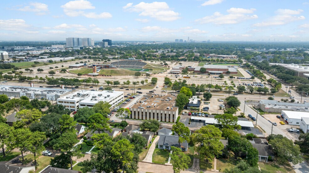 More Photos Of 909 Dairy Ashford Rd, Houston Office For Lease