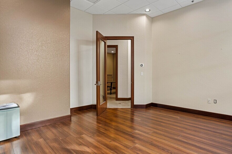 More Photos Of 8810 Commodity Cir, Orlando Showroom For Lease