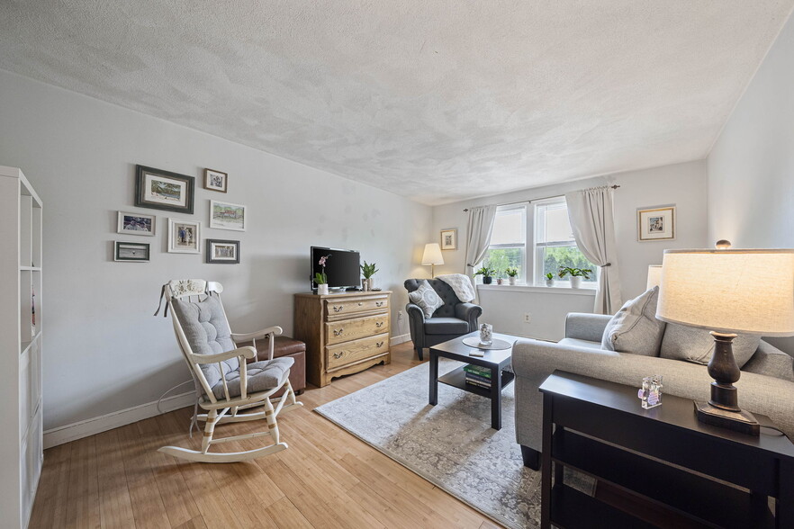 More Photos Of 160 East St, Foxborough Apartments For Sale