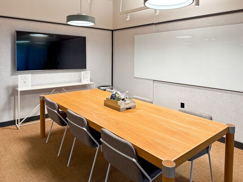 More Photos Of 128 S Tryon St, Charlotte Coworking Space